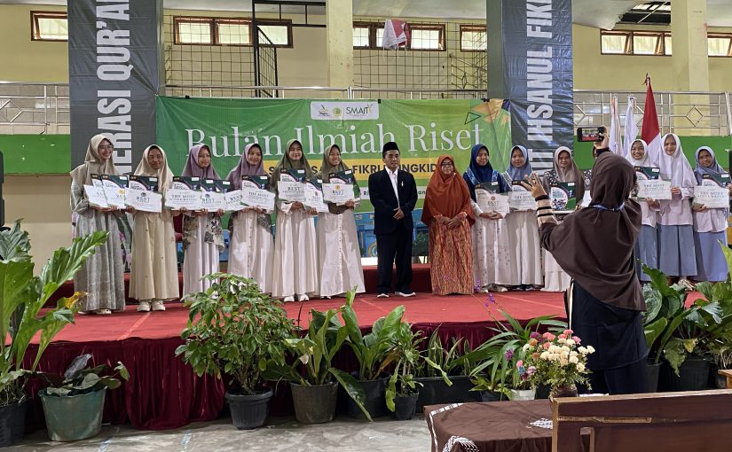 SMAIT Ihsanul Fikri Catatkan 2 Hak Cipta dan Loloskan 15 proposal di Olimpiade Penelitian Siswa Indonesia (OPSI) 2026.